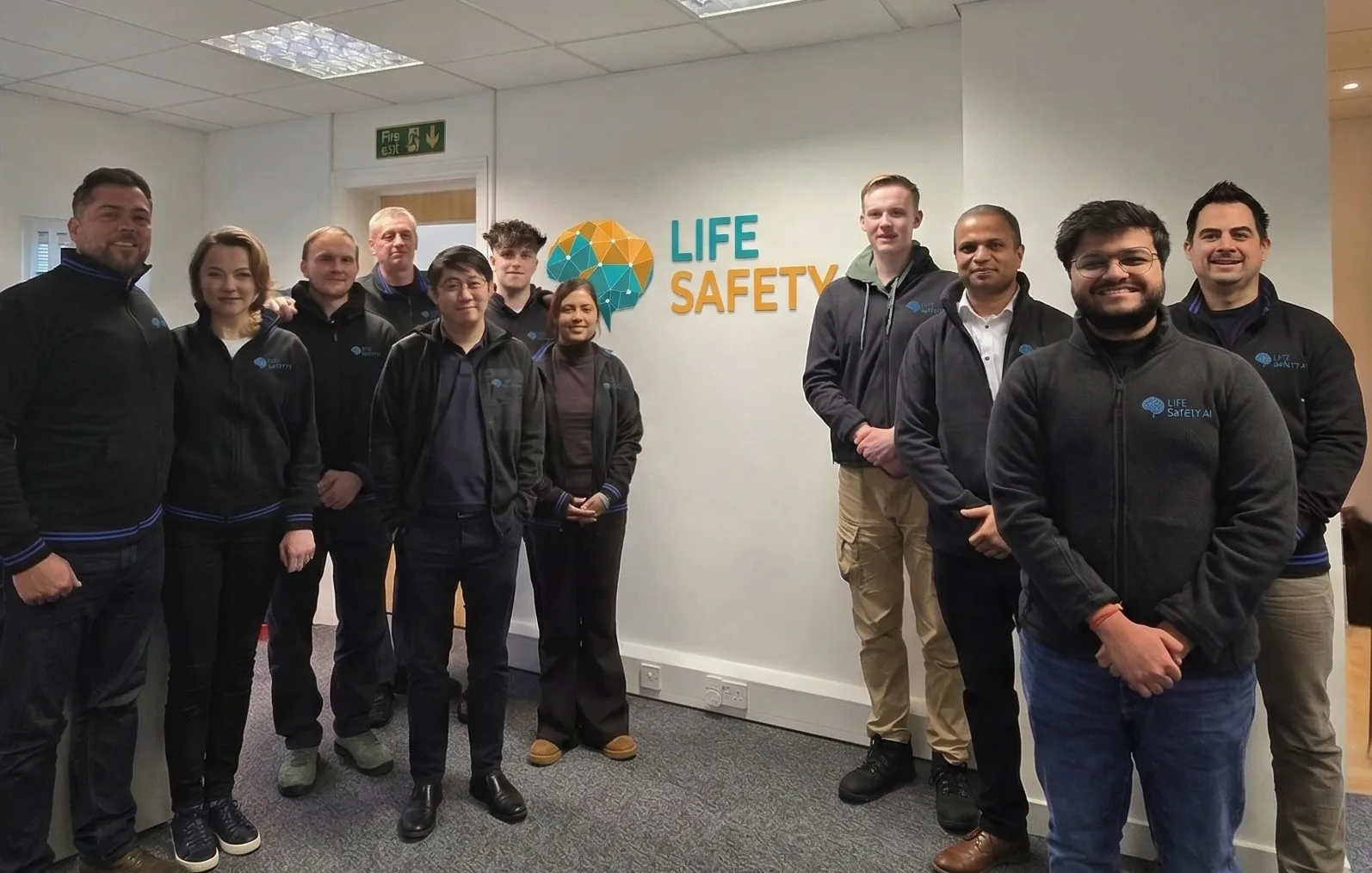 Equipo de LifeSafety.ai en la sede del Reino Unido en Milton Keynes